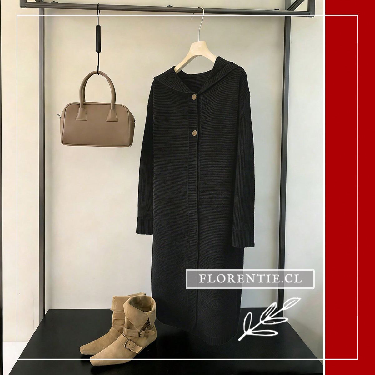Cárdigan largo negro con capucha y botonadura de madera en perchero, junto a botines suede camel y bolso de cuero marrón, propuesta de look invernal completo.