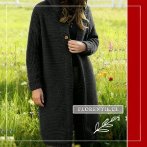 Modelo con cardigan negro largo con capucha en jardín