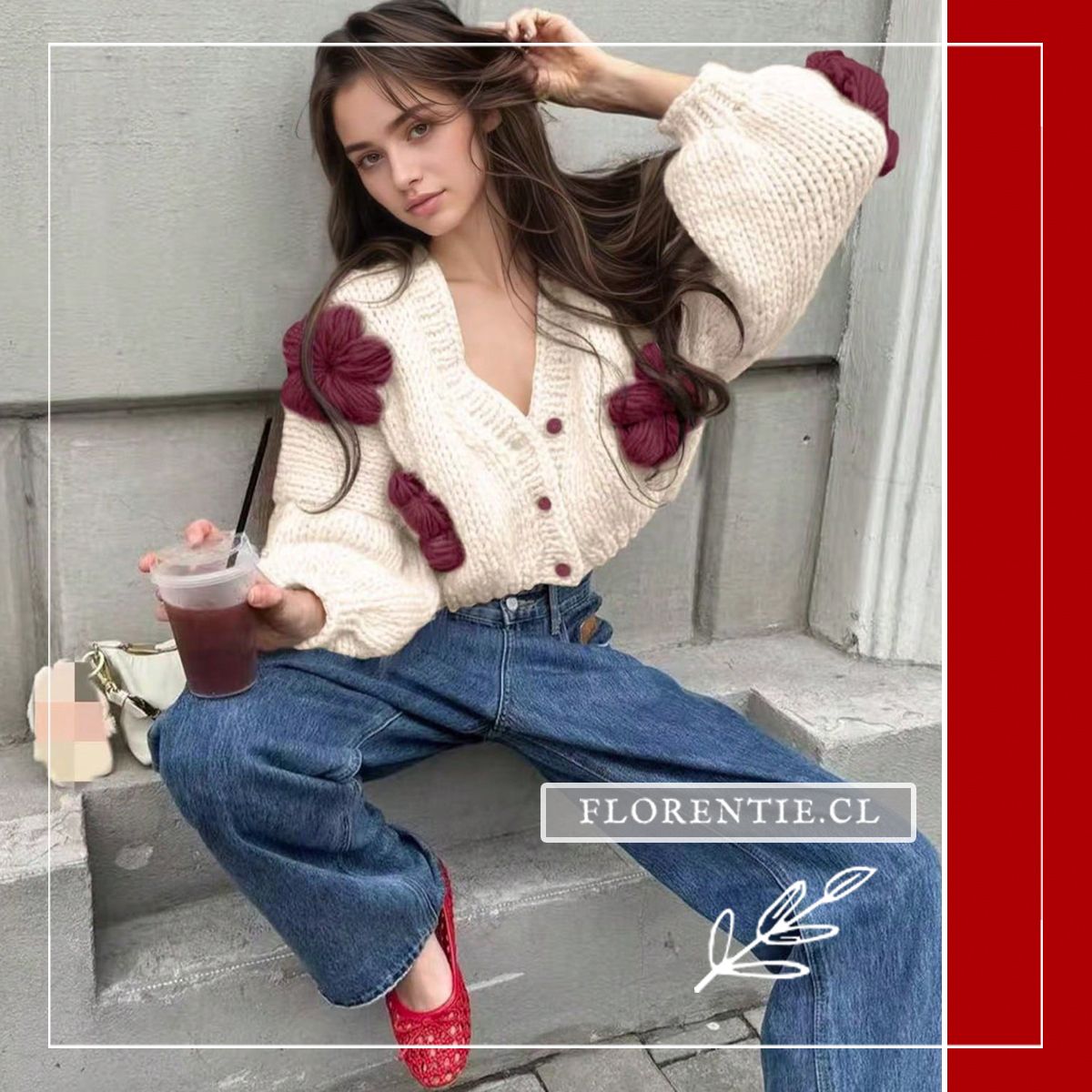 Modelo sentada sosteniendo vaso y llevando la mano al cabello con chaleco manga globo crema abierto y flores 3D burdeos, jeans anchos azul y bailarinas tejidas rojas