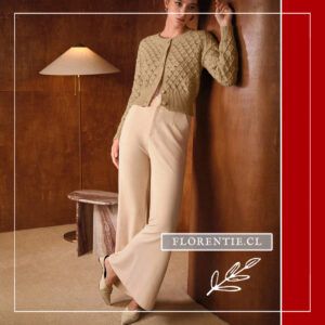 Vista de cuerpo entero de modelo con cárdigan cropped beige de pedrería combinado con pantalón palazzo beige y mules, look de oficina sofisticado.