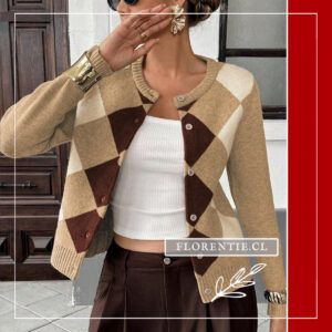 Modelo de frente con cardigan rombos camel abierto sobre top blanco, patrón rombos grande visible en pecho, pantalón marrón, bolso negro