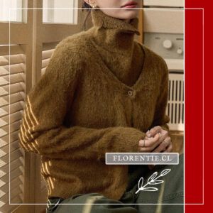 Modelo sentada luciendo conjunto fluffy café oscuro con cuello tortuga y cardigan con botones, combinado con pantalón oliva en ambiente retro cálido.