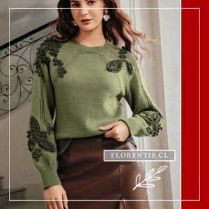 Modelo de frente con chaleco verde oliva con hojas 3D y falda ecocuero café, en interior con escalera forjada de fondo.