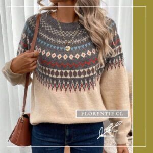 Vista completa de chaleco étnico beige con patrón geométrico apache, modelo con bolso crossbody marrón y jeans en look boho.