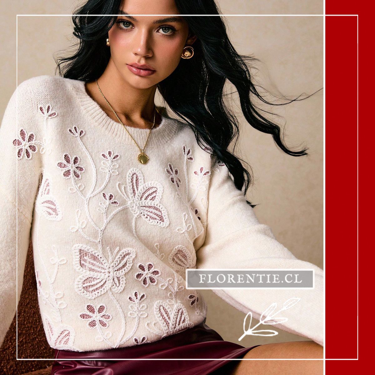 Retrato de modelo sentada con sweater bordado crema en primer plano, detalle del bordado calado de mariposas y flores con hilo blanco en relieve