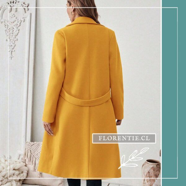 Vista posterior de abrigo amarillo mujer mostrando detalle de cinturón trasero y caída recta de largo medio