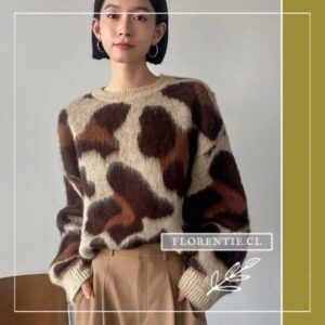 Vista frontal del chaleco animal print peludo oversize mujer con mangas amplias, puños acanalados y estampado de manchas abstractas en paleta tierra marrón oscuro y caramelo sobre beige.