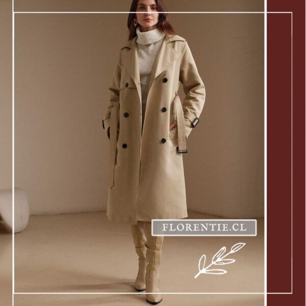 Vista frontal completa de modelo con gabardina trench beige larga y cinturón, en look monocromático total con botas altas beige de tacón.