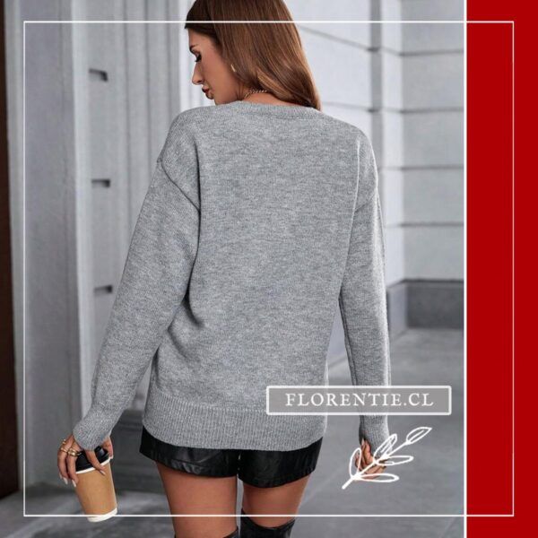 Vista posterior del chaleco gris pulóver con espalda lisa, manga larga y puño acanalado, modelo en exterior urbano con shorts de cuero negro y café en mano.