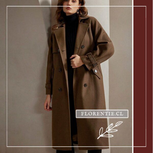 Mujer luciendo un abrigo café de frente tipo trench coat