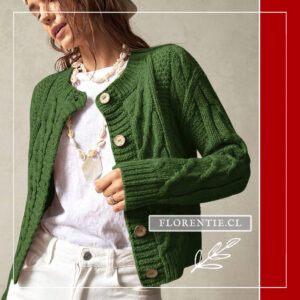 Modelo de frente con cardigan trenzado verde abierto y boina, vista completa del frente con botones de coco y trenzado en cuerpo y mangas