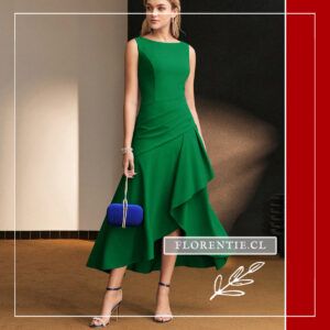 Modelo con vestido verde esmeralda de escote barco, drapeado en cintura y falda high-low con vuelos en cascada, complementado con clutch azul cobalto de asa perlas y sandalias bicolor de tacón alto.