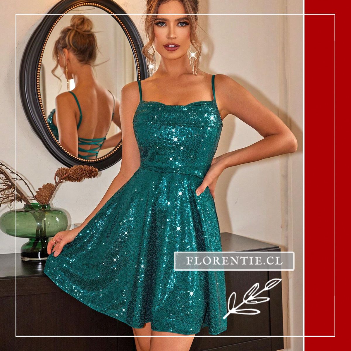Modelo de frente con el vestido corto verde esmeralda de lentejuelas con escote drapeado cowl neck, tirantes finos ajustables y falda acampanada brillante ideal para fiestas de cóctel, con espalda de cordones cruzados visible en espejo oval.