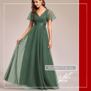 Modelo caminando con el vestido verde sage, mostrando el movimiento fluido de la tela para eventos al aire libre.