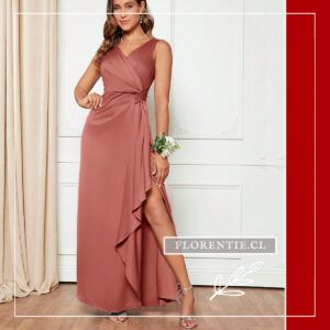 Modelo luciendo vestido rosa palo satinado ideal para cortejo nupcial en eventos de tarde-noche.