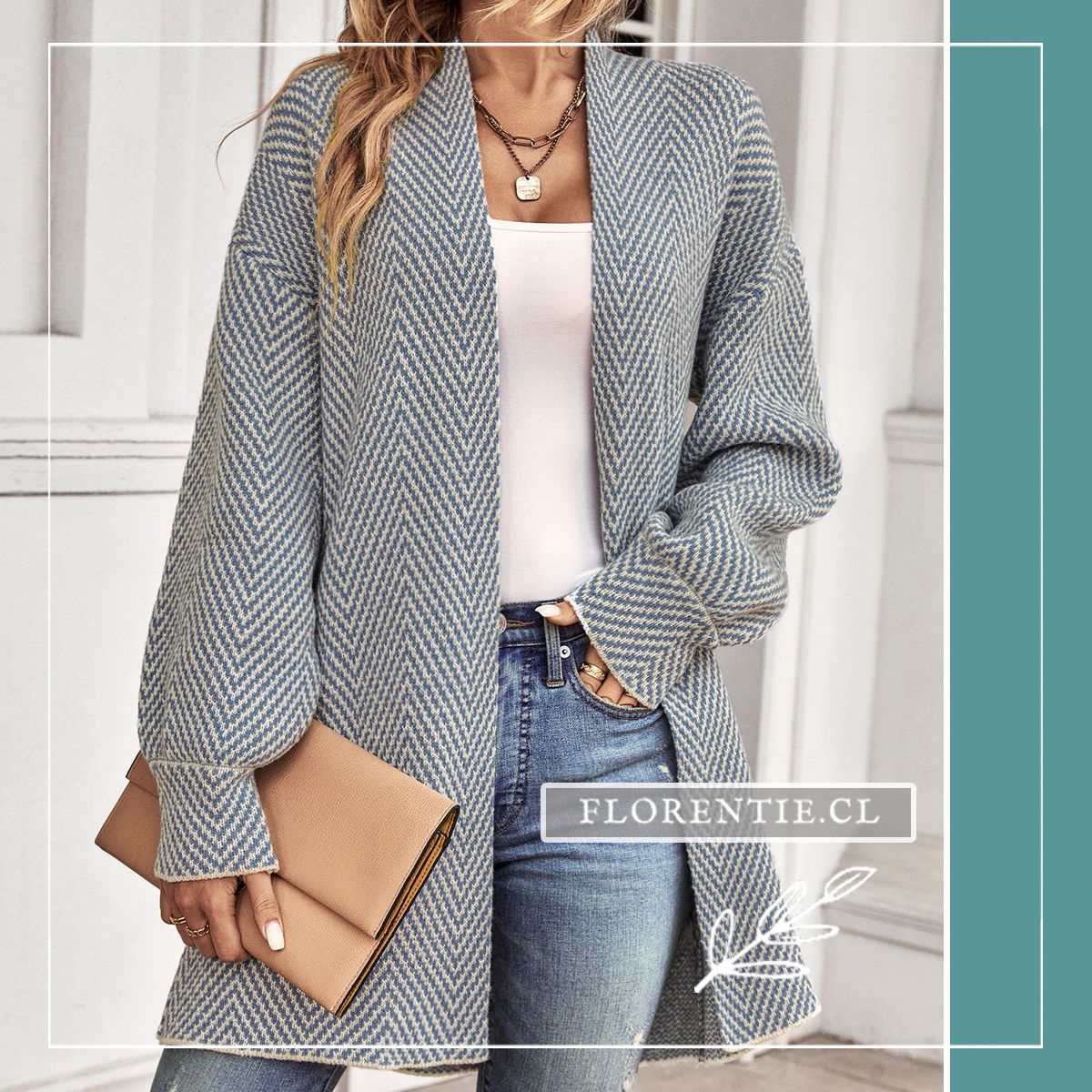 Modelo con cardigan largo patrón espiga azul y beige sobre top blanco, jeans rasgados, sosteniendo clutch nude, collar dorado con dije.