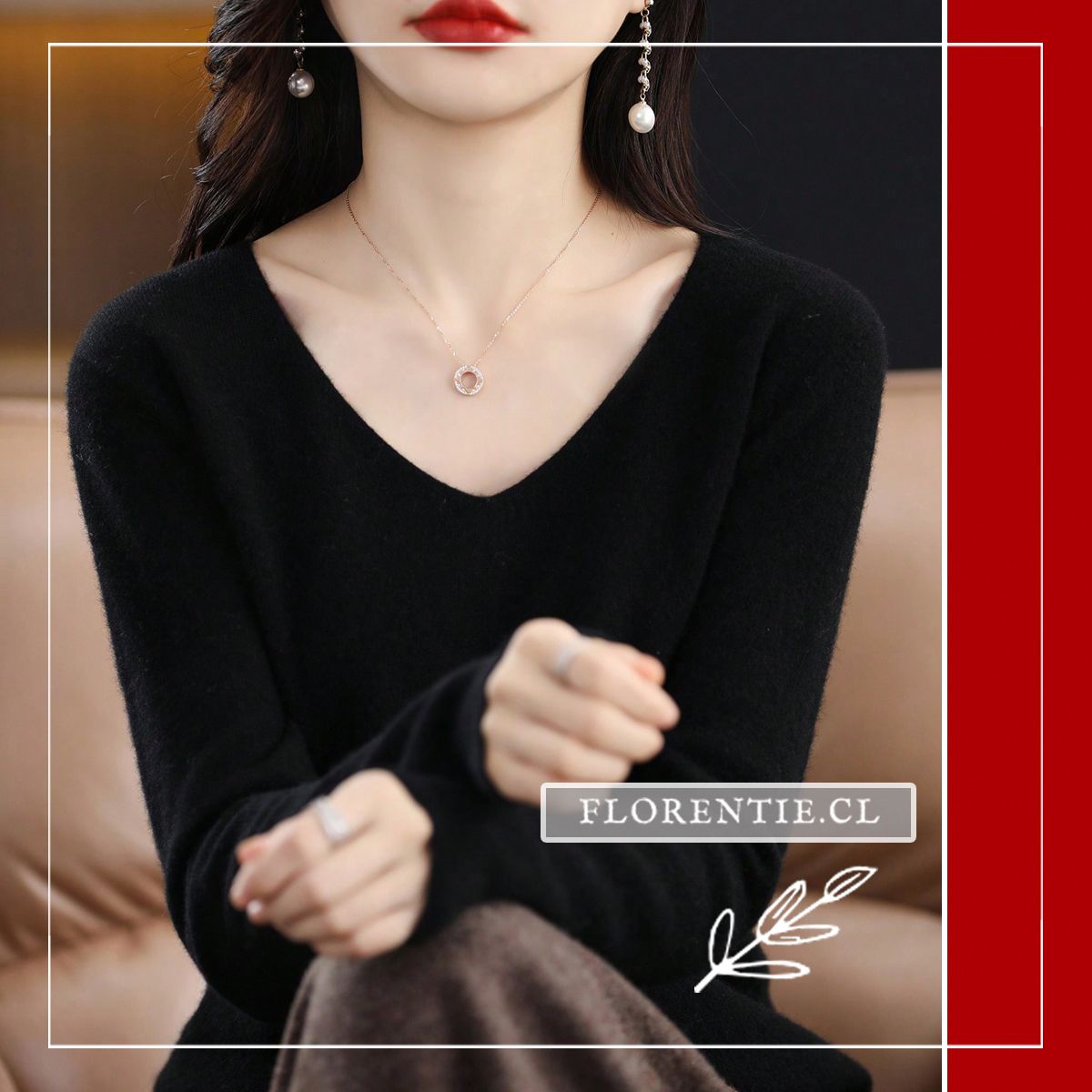Vista frontal cercana de modelo sentada con manos entrelazadas mostrando escote V y textura suave del chaleco negro merino.