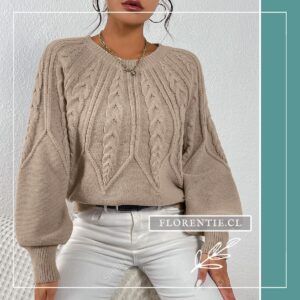 Chaleco beige sin mangas con tejido de trenzas gruesas, escote en V, usado sobre blusa blanca