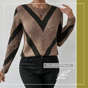 Modelo de frente con sweater tejido chevron en café y negro, cuello redondo, mano en hombro, jeans negros y collar dorado delicado.
