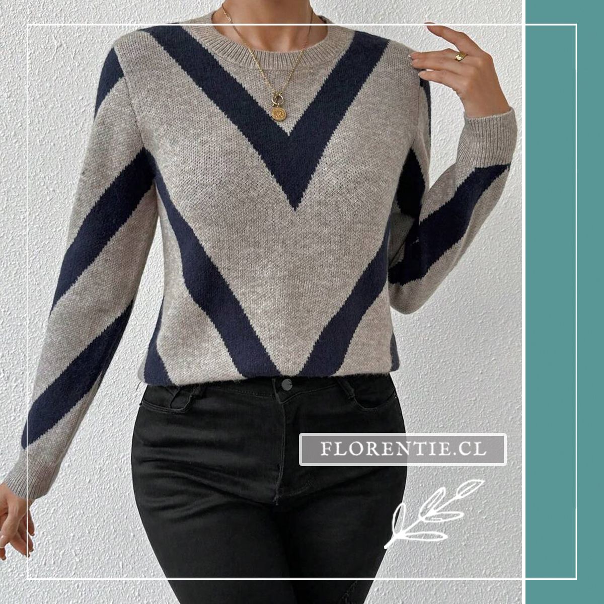 Modelo de frente con sweater gris de patrón chevron azul marino, collar dorado delicado, combinado con jeans negros de tiro alto sobre fondo blanco texturado.