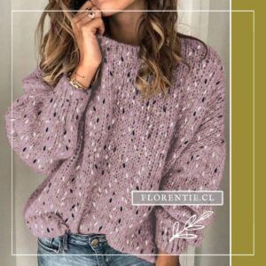 Modelo con sweater lila jaspeado de cuello redondo con destellos dorados y toques oscuros, combinado con jeans claros, pose con mano en rostro.