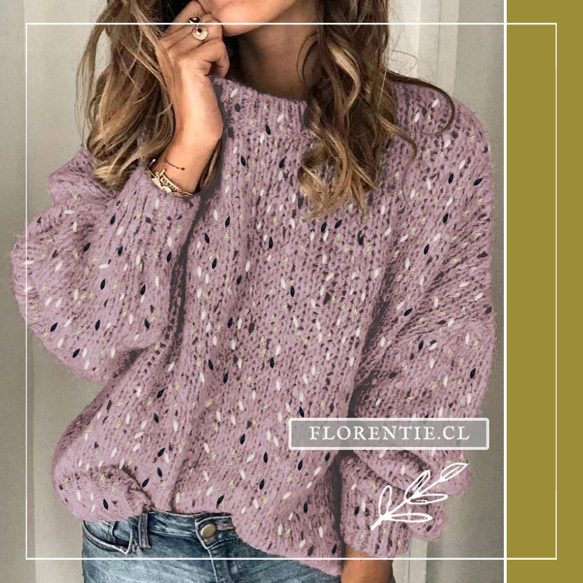 Modelo con sweater lila jaspeado de cuello redondo con destellos dorados y toques oscuros, combinado con jeans claros, pose con mano en rostro.