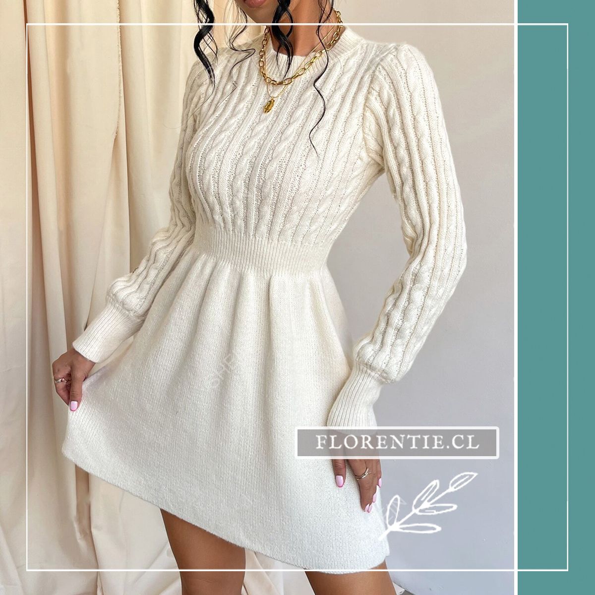 Modelo de frente con vestido blanco crema de tejido trenzado en cuerpo y mangas, cintura ceñida y falda evasé, collar dorado con dije, fondo neutro.