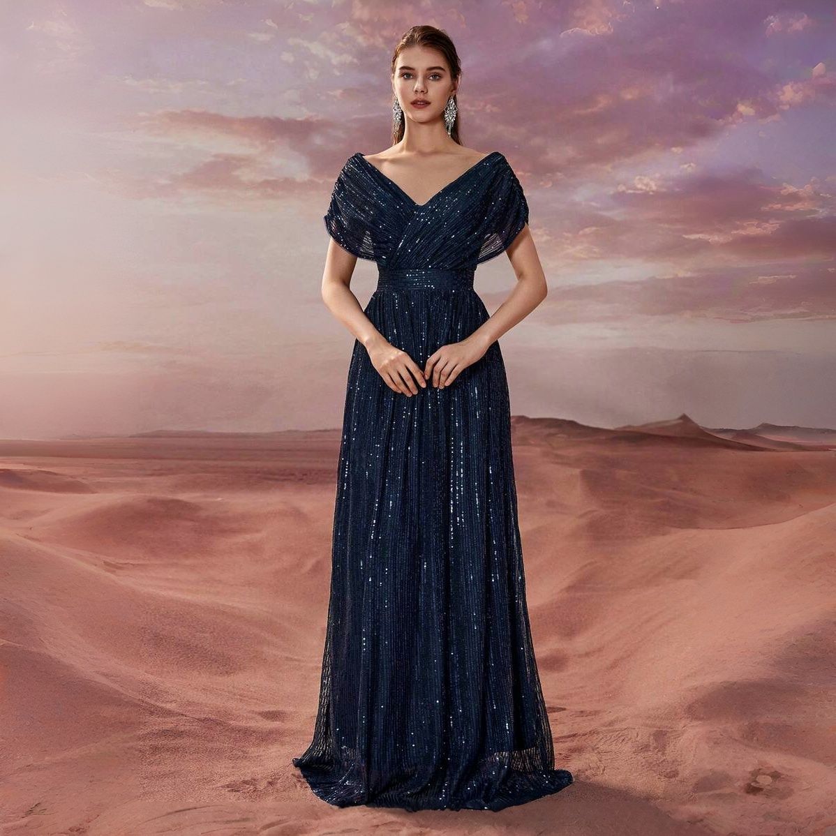 Vestido azul marino de gala con manga capa drapeada y lentejuelas en columnas verticales