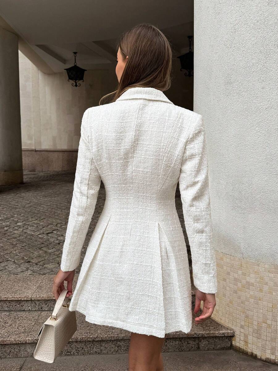 Vestido blazer mujer en tweed blanco con pliegues en espalda y falda con vuelo vista posterior elegante