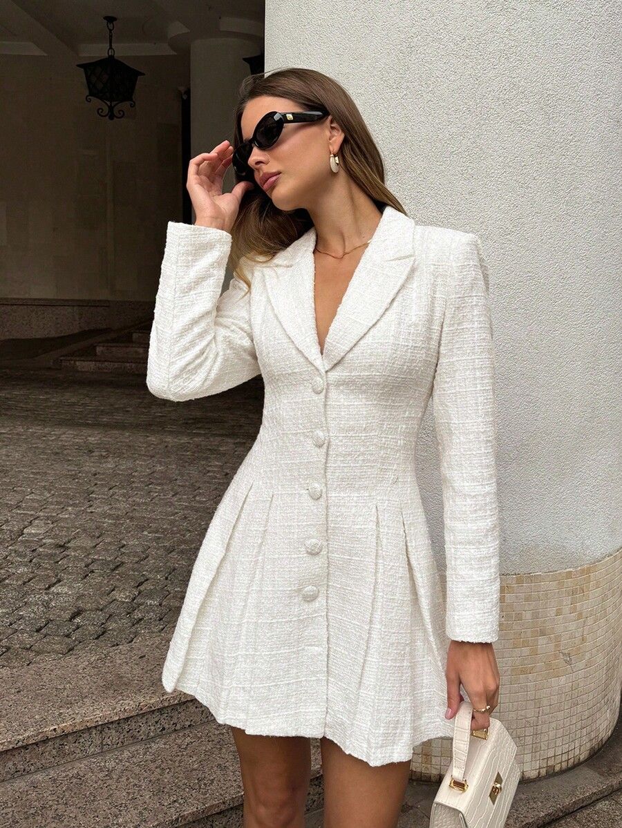 Detalle del escote en V y solapas del vestido blazer tweed blanco con botones forrados y textura elegante