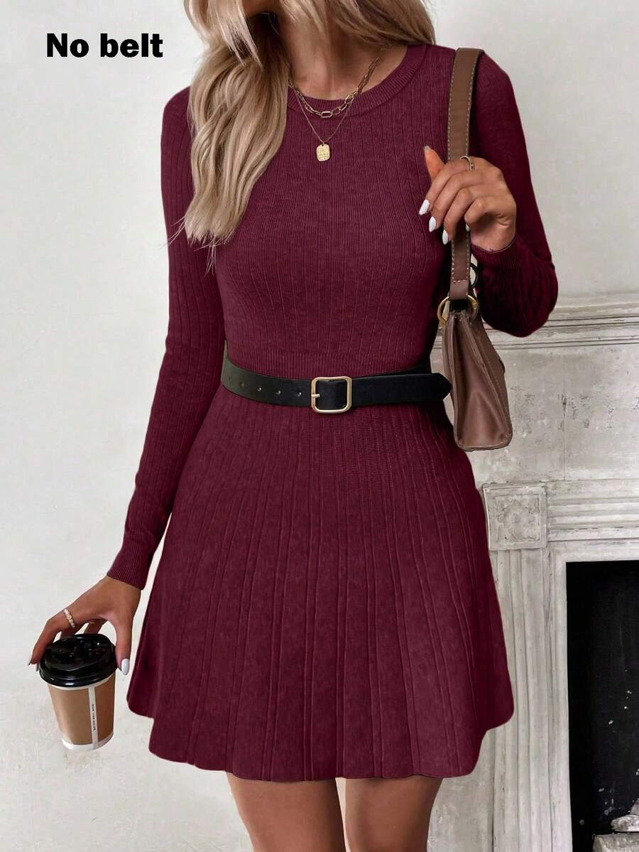 Modelo muestra vestido de punto burdeos con manga larga, cuello redondo y falda acampanada acanalada, pose frontal con cartera café