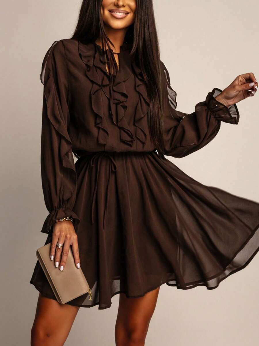 Vestido café corto Julie con volantes románticos en el escote manga larga abullonada y falda con vuelo en gasa elegante