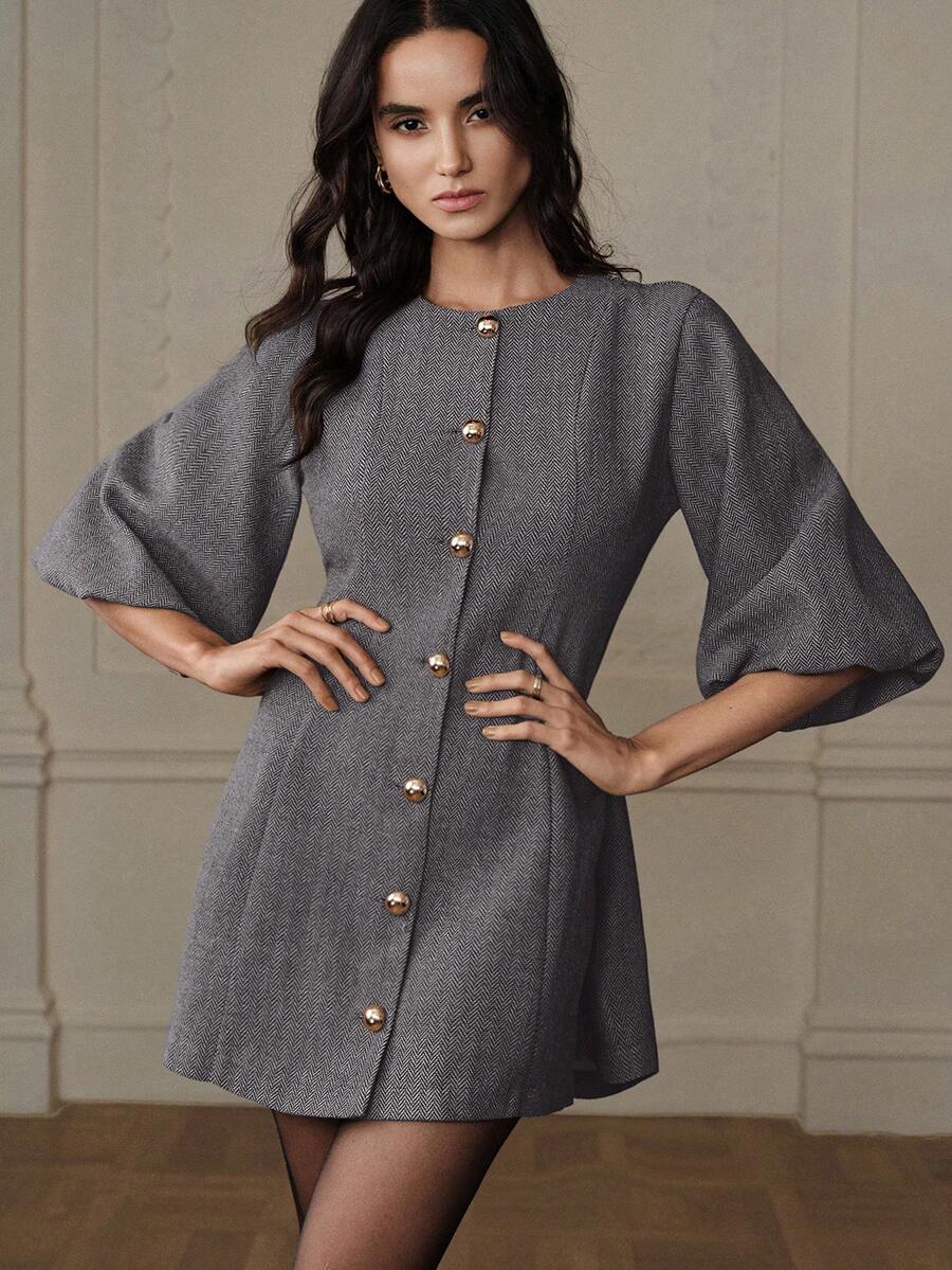 Vestido corto gris tejido espiga con silueta entallada en cintura, mangas campana y detalle de botones dorados frontales