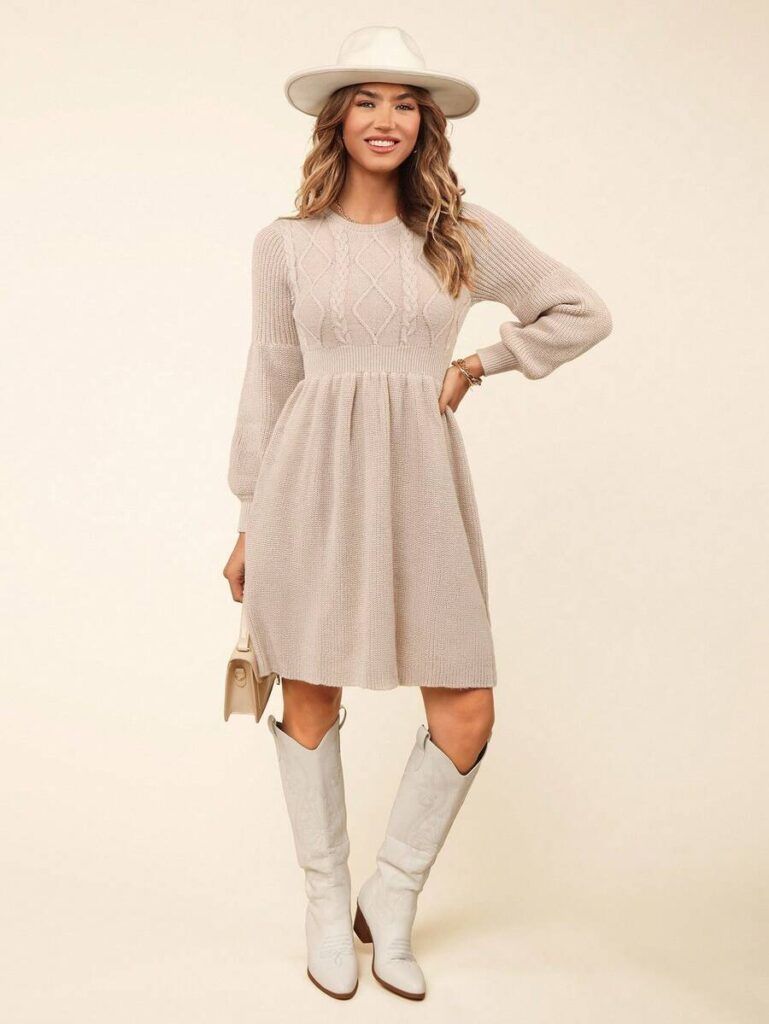 Modelo con vestido beige de punto tejido con rombos y trenzas, manga abullonada, falda acampanada, combinado con sombrero fedora y botas cowboy blancas