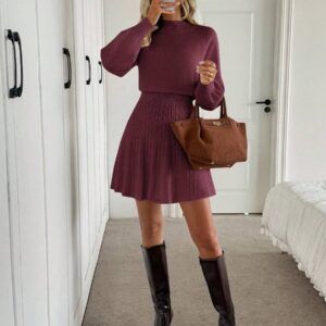 Modelo luciendo vestido de punto burdeos con manga larga abullonada y falda acampanada texturizada combinado con botas altas negras y bolso café