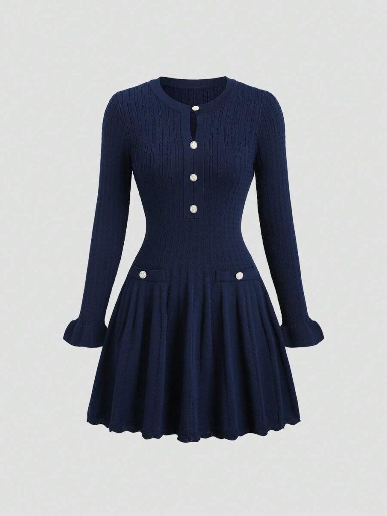 Vestido tejido azul marino con botones de perla decorativos falda plisada y manga campana vista frontal completa