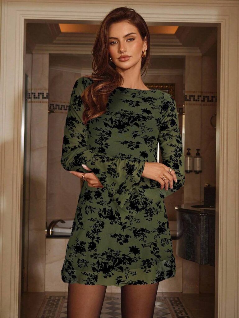 Vestido verde oliva con estampado floral negro manga larga y escote redondo modelado en elegante interior con acabados dorados