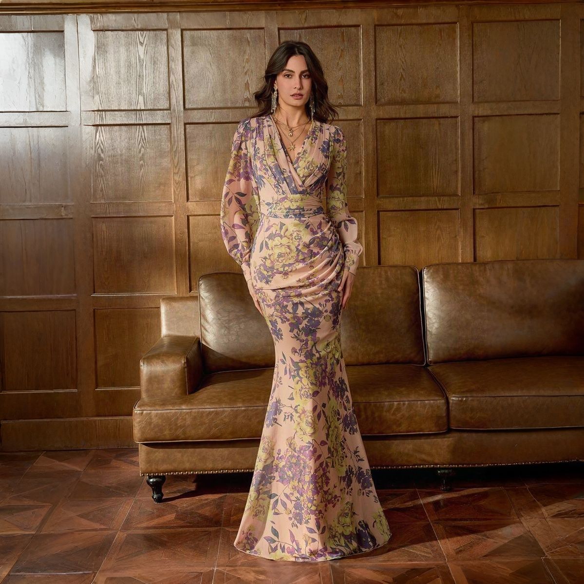 Detalle del escote V cruzado wrap, cintura drapeada y manga farol chifón del vestido floreado largo elegante Denisse