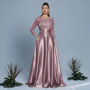 Vestido corte princesa largo rosa palo con corpiño bordado en lentejuelas botánicas, manga ¾ en tul y falda satén metalizado