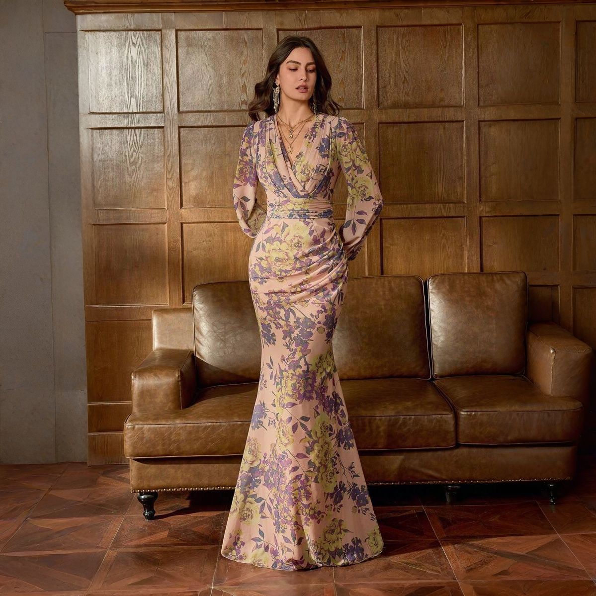 Vestido floreado largo Denisse con cola sobre el suelo, estampado floral acuarela y manga farol con botones dorados, pose sentada