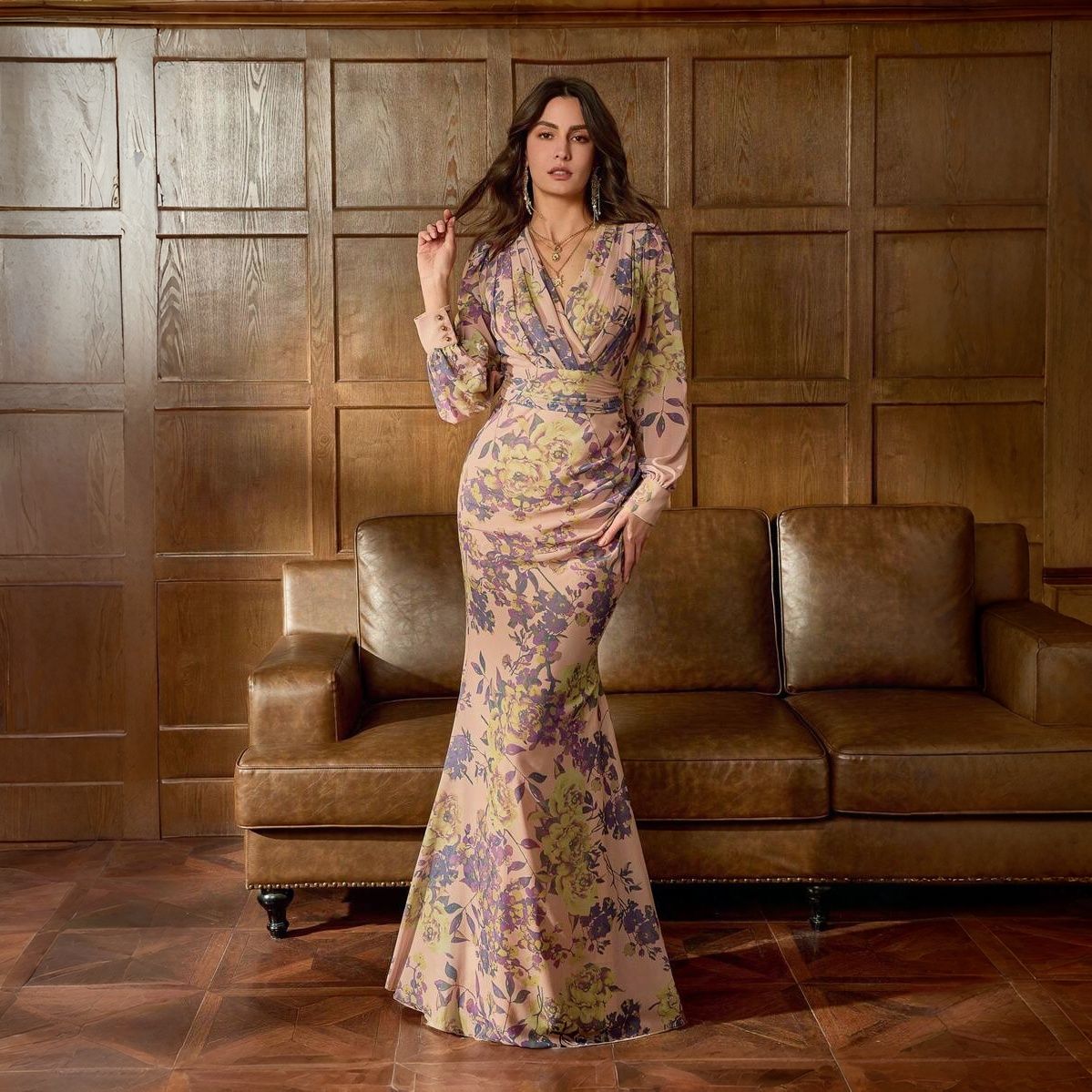 Silueta completa del vestido floreado largo Denisse en satén con estampado acuarela lavanda y verde oliva