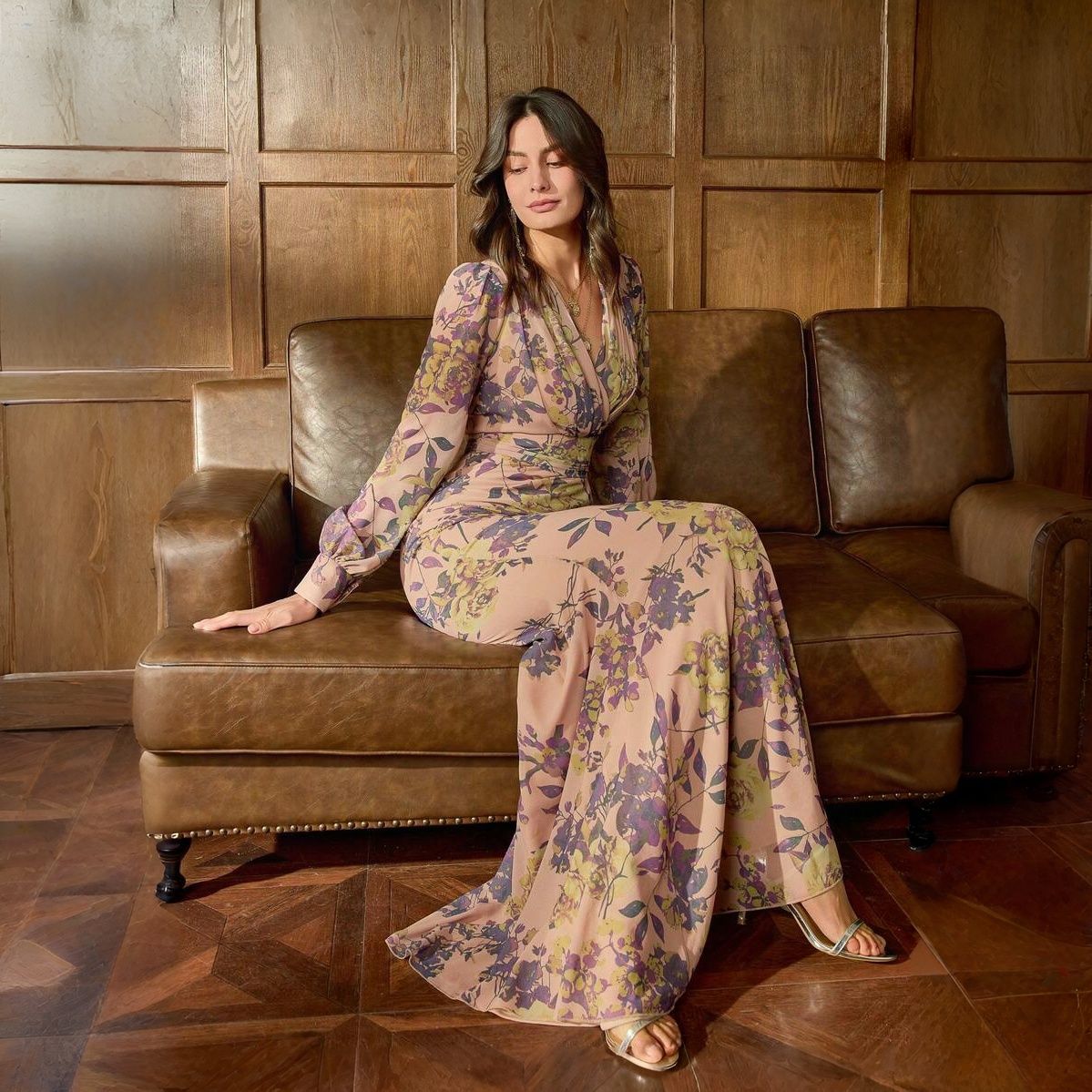 Vestido floreado largo elegante sirena en satén con estampado botánico acuarela, escote V wrap y manga farol en chifón