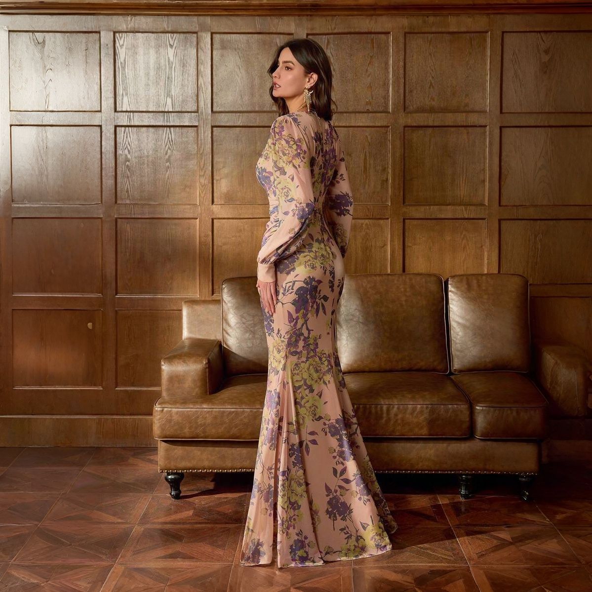 Vestido floreado largo sirena con drapeado lateral en cadera, escote V cruzado y manga farol semitransparente con botones dorados