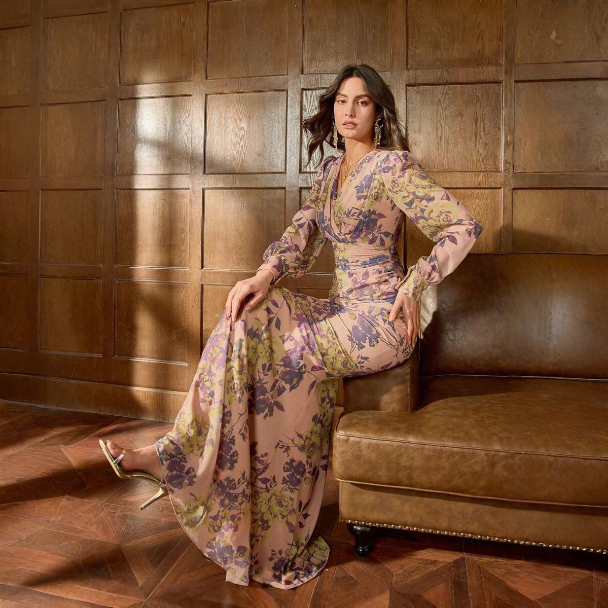 Vestido floreado sirena maxi con apertura en ruedo y pequeña cola, estampado botánico en tonos fríos sobre fondo nude