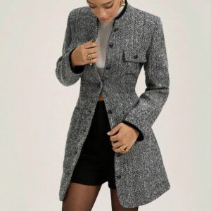 Abrigo largo gris herringbone abierto visto de frente, cuello redondo con ribete negro y botones oscuros