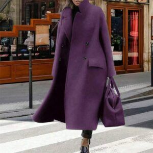 Vista lateral del abrigo morado largo oversize, silueta amplia con caída fluida y bolso a juego en tono violeta