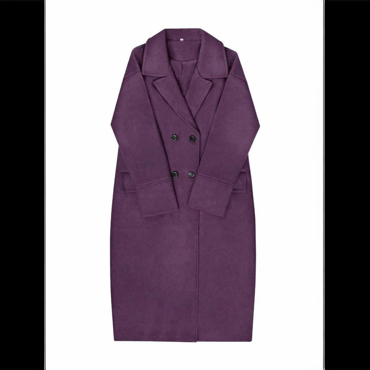 Abrigo morado largo plegado sobre fondo blanco mostrando solapas, doble botonadura y silueta oversize completa