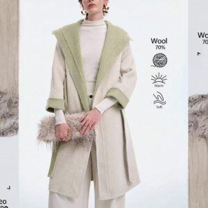 Mujer con abrigo largo beige con solapas verde agua, mangas dobladas y cinturon bicolor, vista frontal medio cuerpo