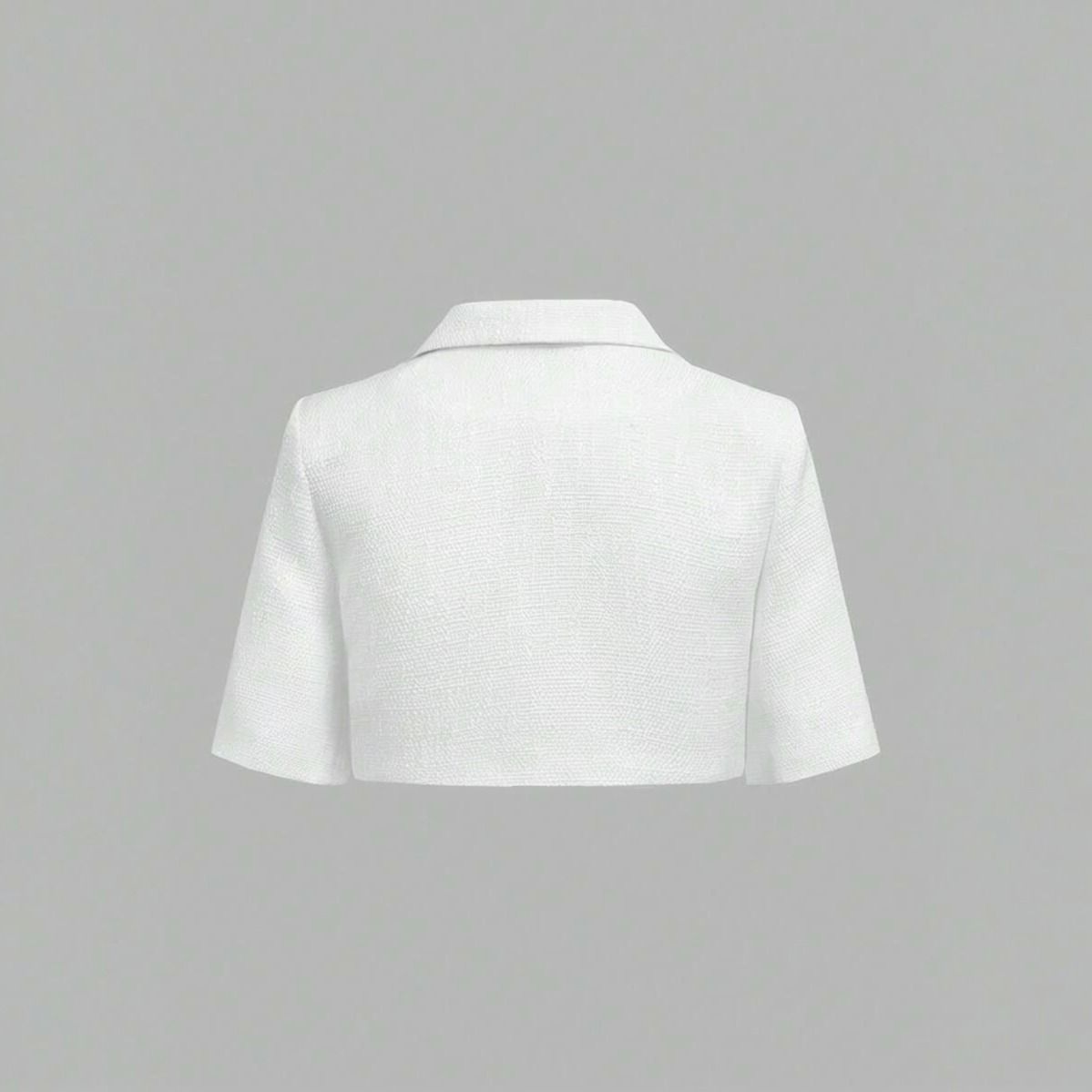 Vista trasera de chaqueta cropped tweed blanca con cuello solapa y manga corta sobre fondo gris
