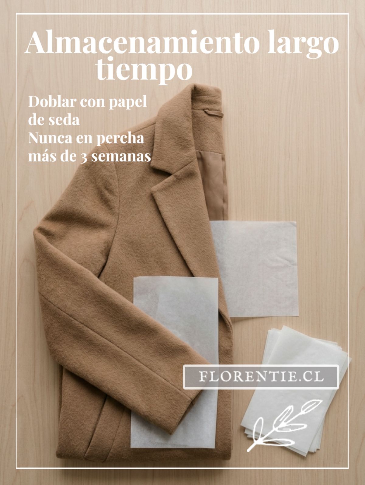 Abrigo de lana camel doblado con papel de seda entre pliegues para almacenamiento de temporada baja